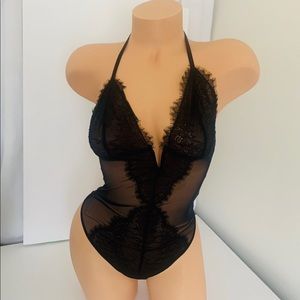 NWT VS  BLACK LACE V-WIRE TSLIP THONG LINGERIE (M)